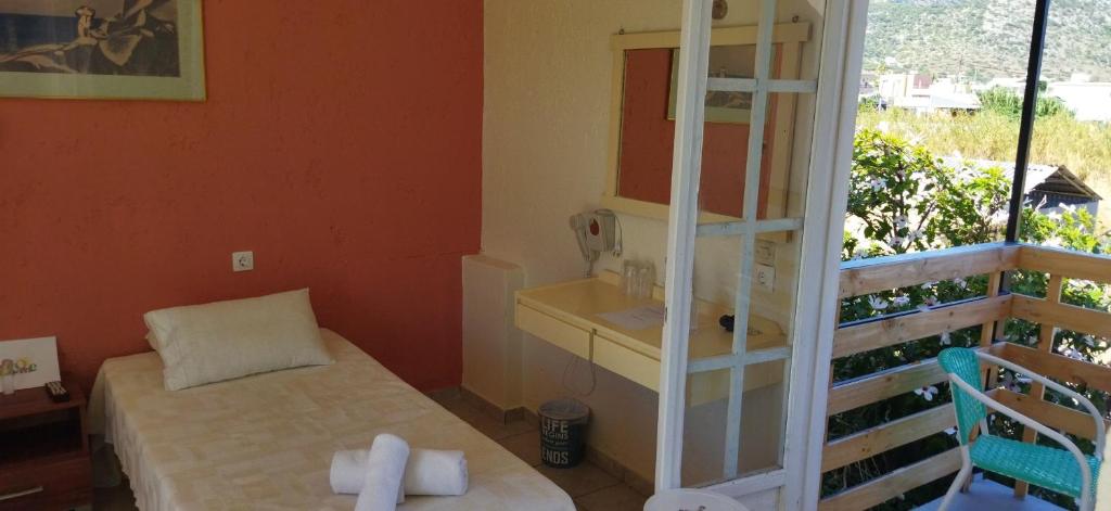 Cleo Rooms 250m from the beach room 3